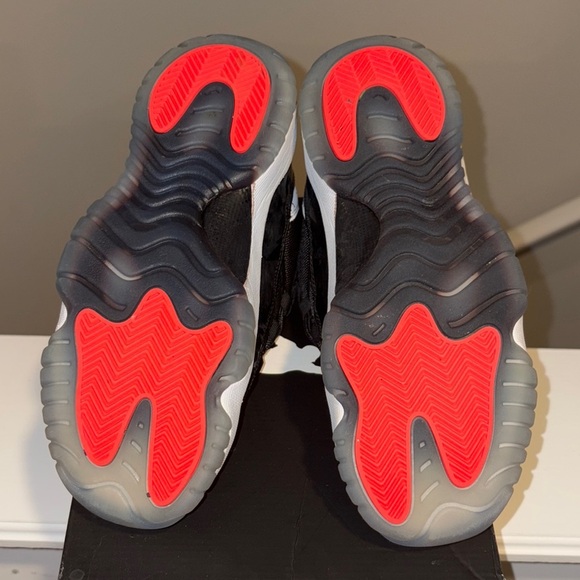 Jordan Black and White Sneakers Sleek Design - Picture 7 of 7